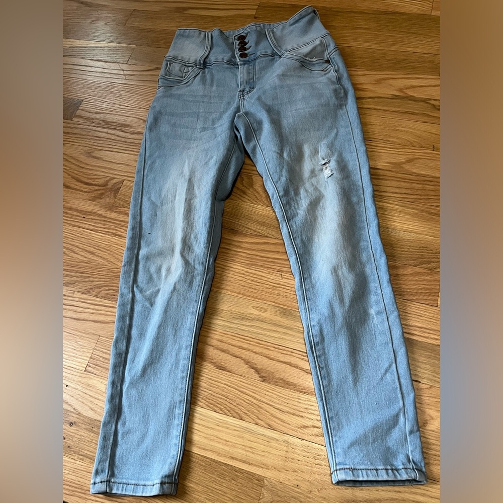 Always Friday high waisted jeans with a stretch. Super soft material.